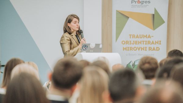 Azra Frlj lächelt in die Kamera.