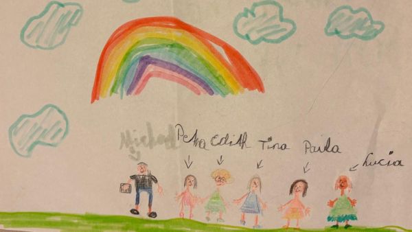 Auf dem Foto sieht man Kinderhände ausgebreitet auf einem Stein in der Natur.