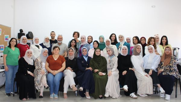Gruppenbild mit rund 30 Frauen und einem Mann, die in die Kamera lächeln.