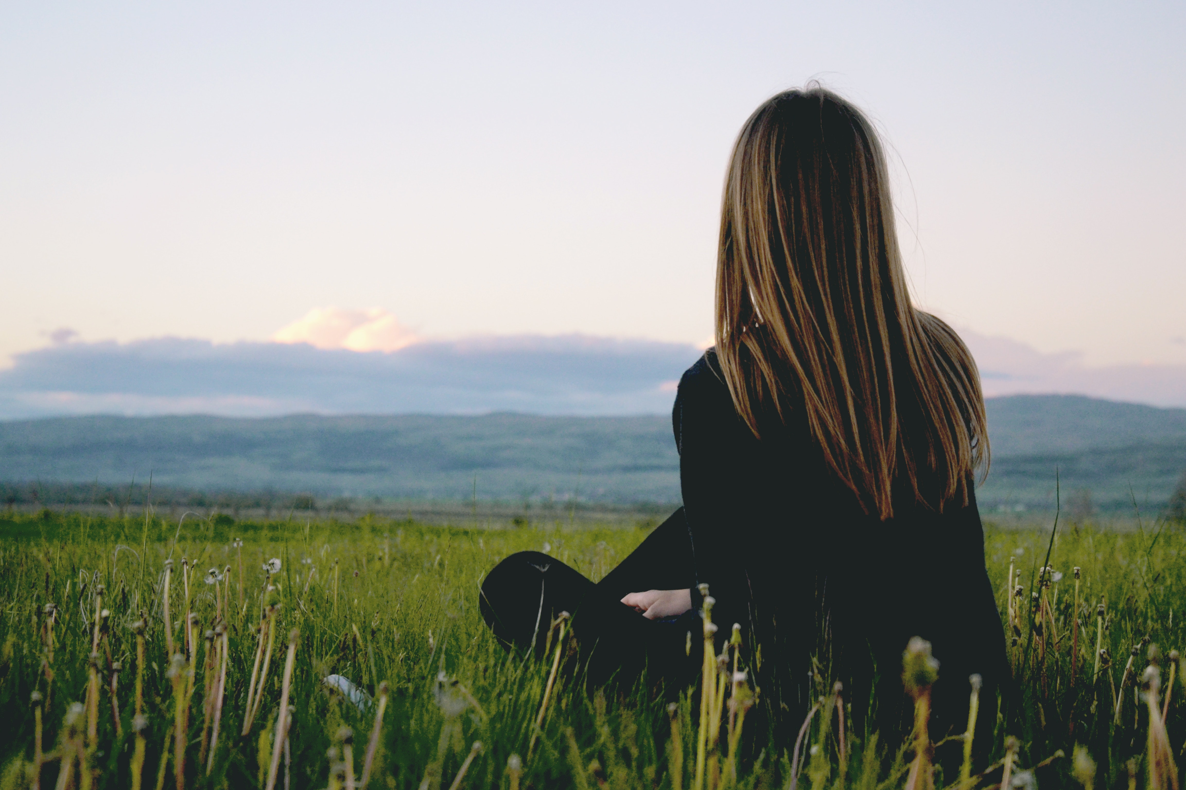 Frau sitzt im Gras | Foto: Pexels/Jure Sirić