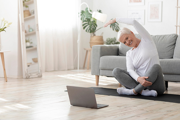 Frau macht Gymnastik | Foto: AdobeStock