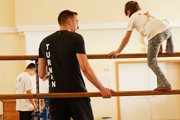 Tom Gebhardt bei einer Kinderturn-Stunde  | Foto: DTB/DTJ