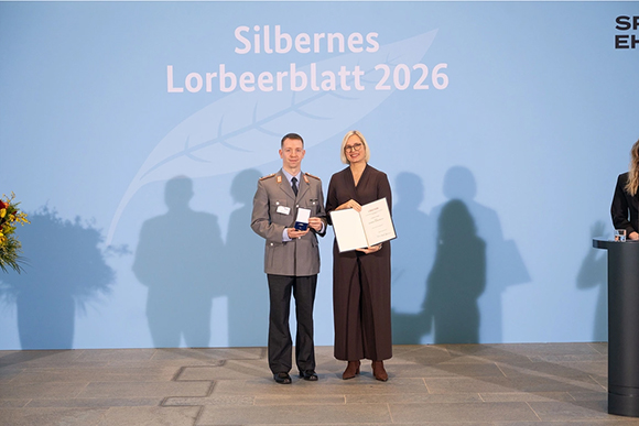 Fabian Vogel (links) und Dr. Christiane Schnederlein bei der Verleihung Silbernes Lorbeerblatt 2026 | Foto: Laurin Schmid/bundesfoto