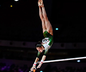 Kaylia Nemour am Stufenbarren | Foto: Tom Weller