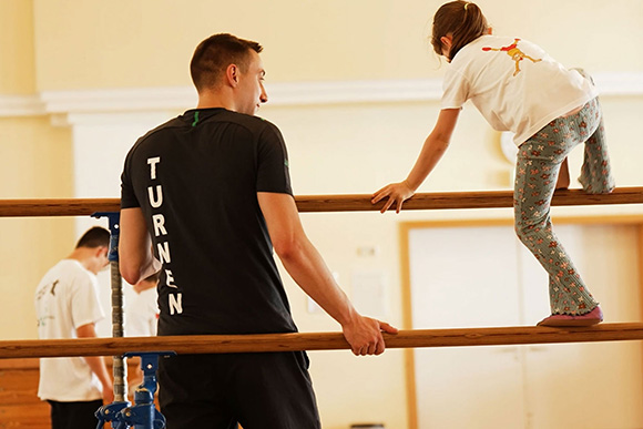 Übungsleiter Lukas bei einer Turnstunde | Foto: DTJ