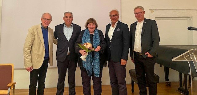 Auf diesem Foto sehen Sie in der Mitte die Referentin des Abends, Frau Ursula August. Neben ihr stehen die Initiatoren des Abends.