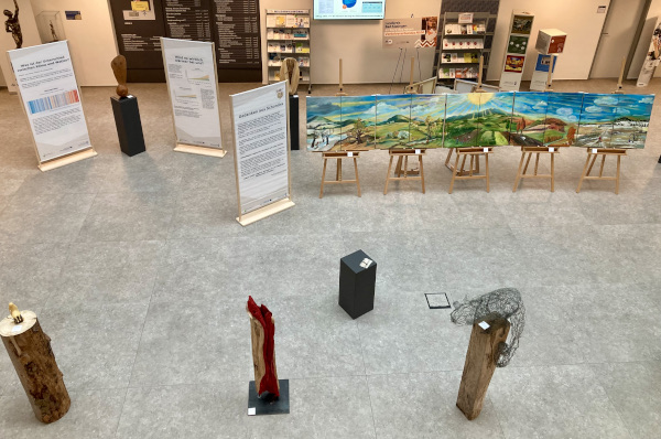 Bilder auf Staffeleien sowie Skulpturen auf Sockeln