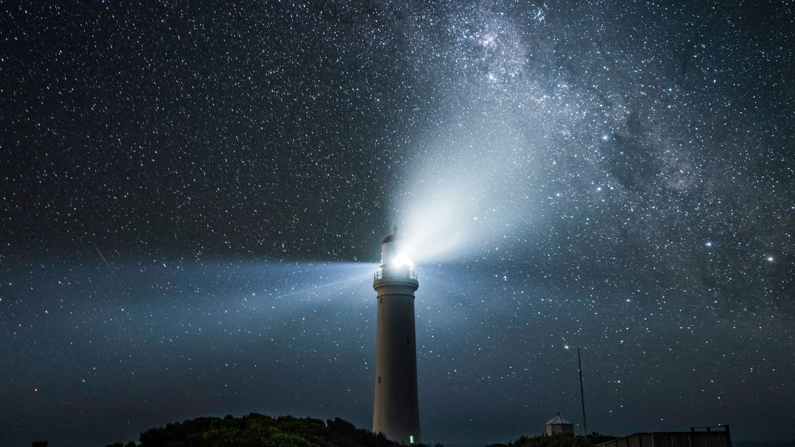 Leuchtturm bei Nacht © Foto: Nathan Jennings/unsplash