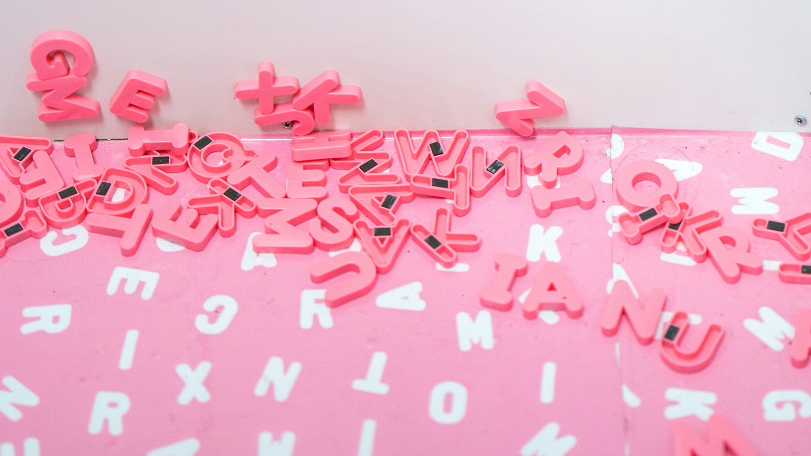 Buchstaben als Kühlschrankmagnete © Foto: Jason Leung/unsplash