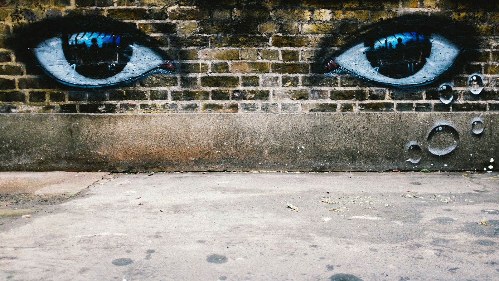 Mural von zwei Augen an einer Wand © Daniel Clay/unsplash