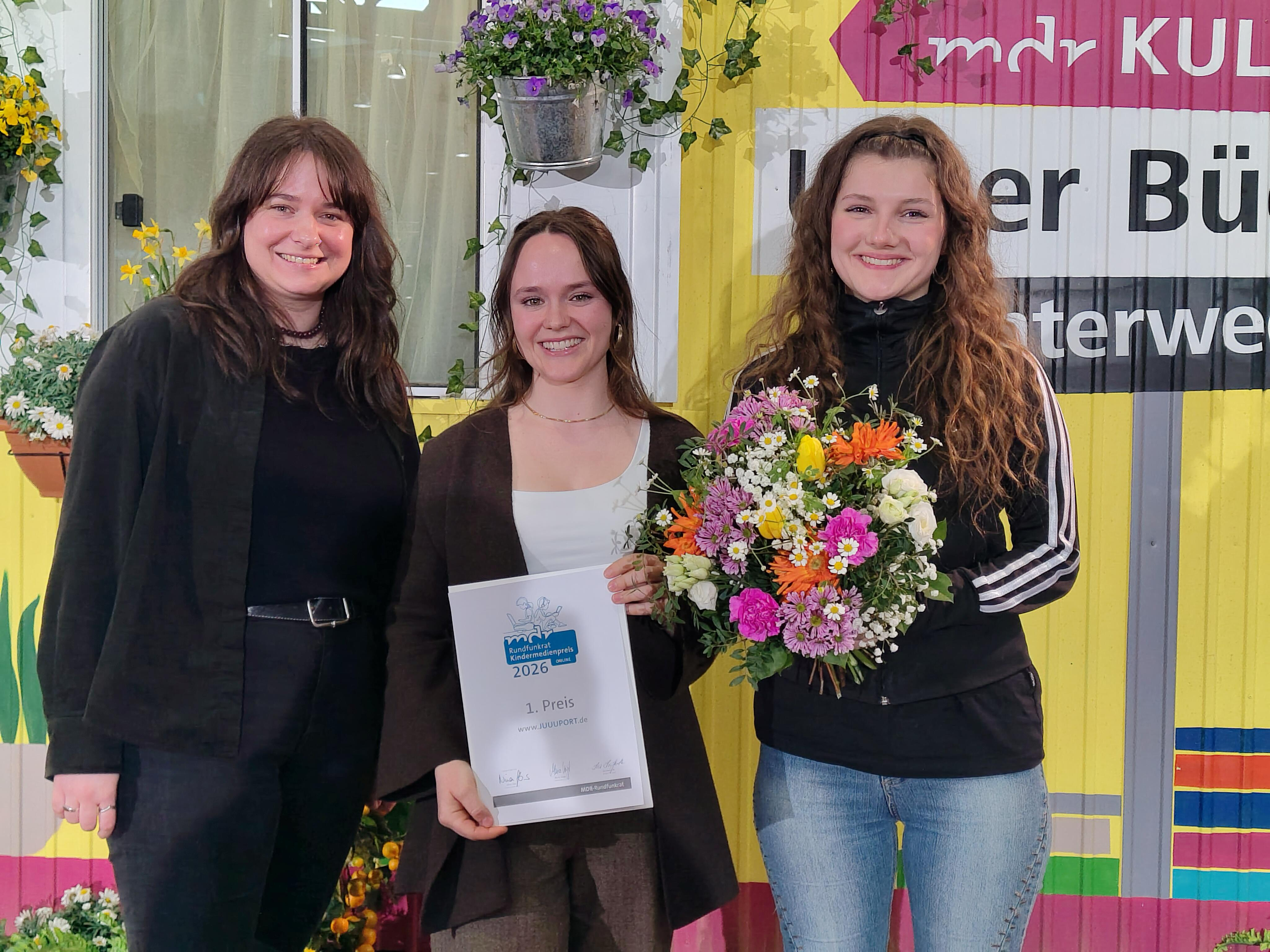 Medienpädadogin Ann-Kristin Gaumann und die Scoutinnen Charlotte und Charlotte haben auf der Leipziger Buchmesse den Kinder-Online-Preis entgegen genommen.