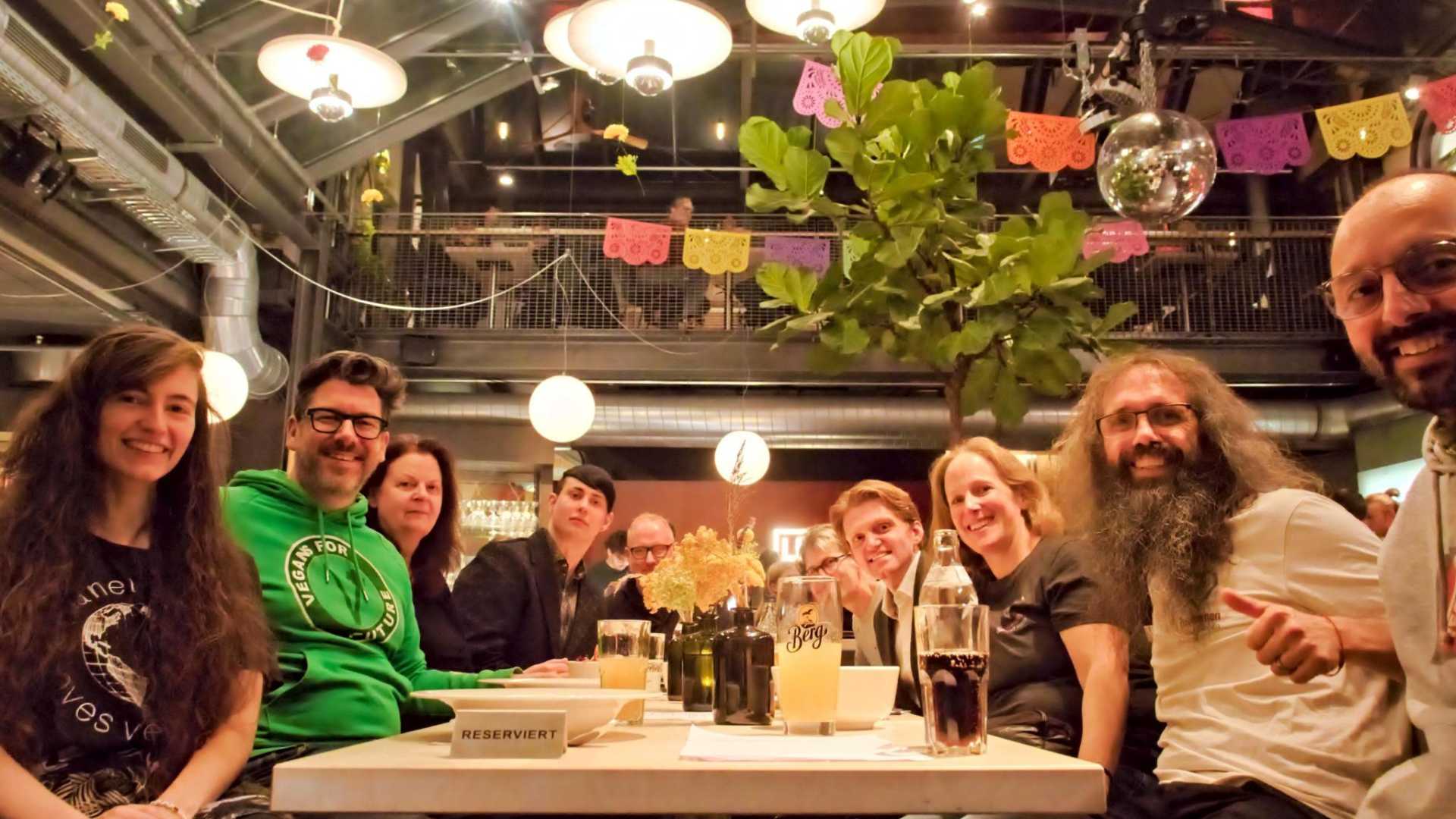 Menschen auf Fahrrädern auf dem Esslinger Marktplatz