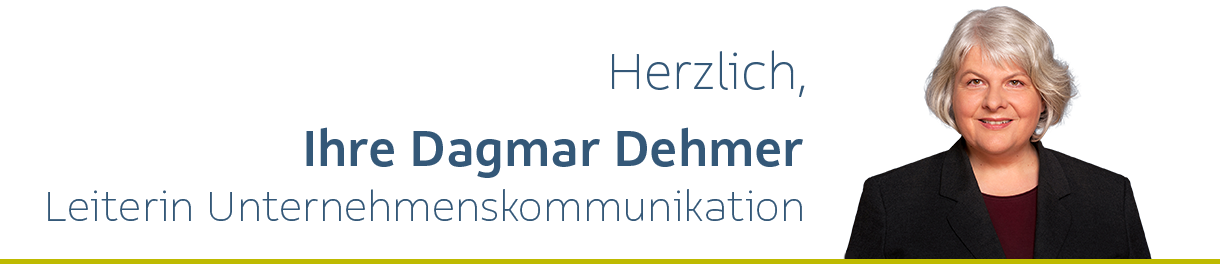Eine Frau mit grauen schulterlangen Haaren lächelt freundlich in die Kamera. Sie trägt einen schwarzen Blazer und darunter ein rotes Oberteil. Neben ihr steht: "Herzlich, Ihre Dagmar Dehmer, Leiterin Unternehmenskommunikation"