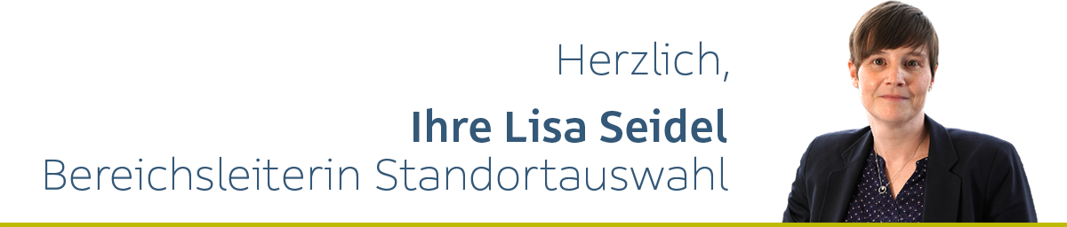 Eine Frau mit kurzen braunen Haaren lächelt freundlich in die Kamera. Sie trägt eine dunkle Bluse unter einem schwarzen Blazer. Neben ihr steht: Herzlich, Ihre Lisa Seidel, Bereichsleiterin Standortauswahl