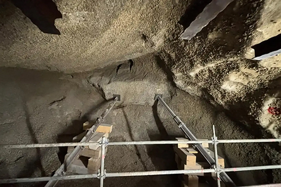 Foto einer Decke in einem Bergwerk, die von Stahlträgern gestützt wird.