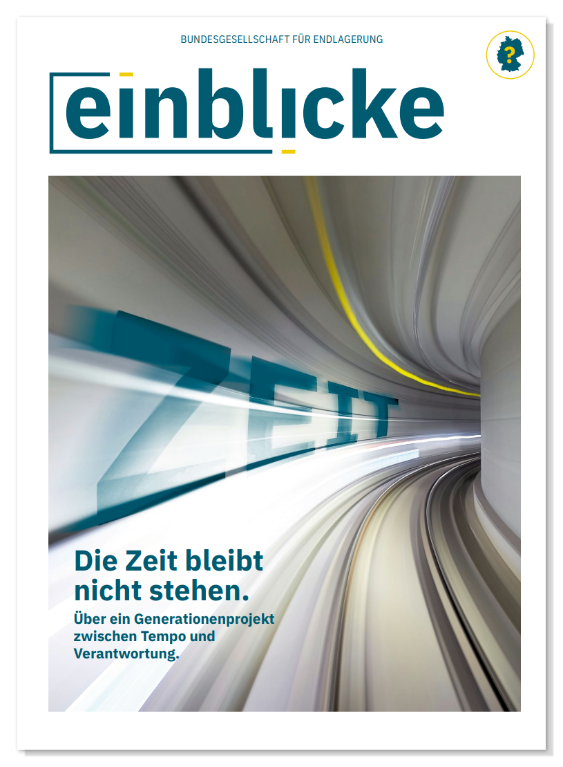 Titelseite des Einblicke-Magazins. In einem Tunnel steht groß das Wort "Zeit". Darunter: "Die Zeit bleibt nicht stehen. Über ein Generationenprojekt zwischen Tempo und Verantwortung."