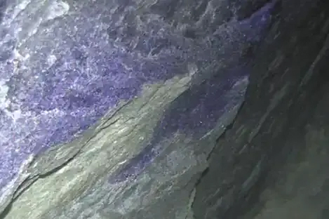 Foto einer Salzwand in einem Bergwerk, die einen leicht bläulichen Farbton aufweist.