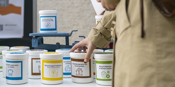 Verschiedene Klimawaage-Dosen auf einem Tisch.