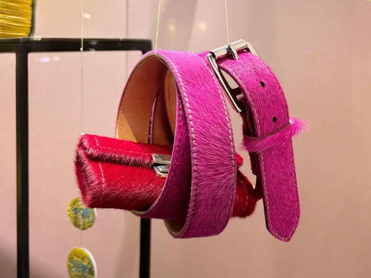 Geldbörse und Gürtel mit Fell