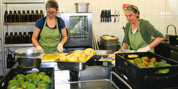 Uschi und Hilla beim Chutney kochen - Dützhof