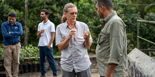Peter Im Gespräch mit einem Kaffeebauern