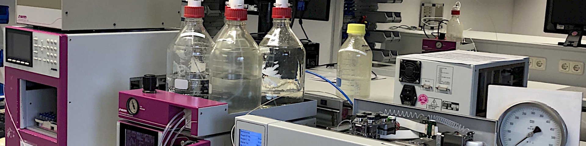 Labor zur homöopathischen Arzneimittelforschung mit verschiedenen Analysegeräten und Messinstrumenten