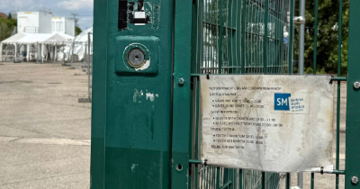 Zaun vor einer Notunterkunft