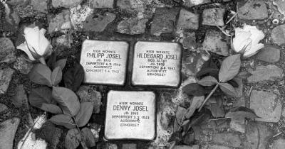 Schwarz-Weiß-Bild von drei Berliner Stolpersteinen