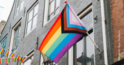 Progresspride-Falgge an einem Haus