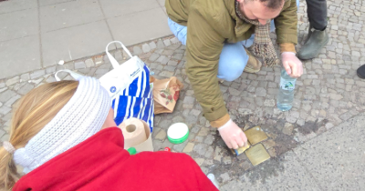 Daniela und Philipp putzen Stolpersteine