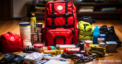 Foto eines roten Rucksacks mit einer Ausrüstung für den Notfall