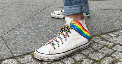 Foto von Turnschuhen mit Regenbogenmotiv