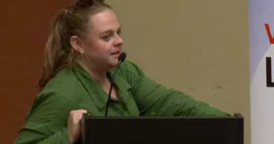 Daniela am Redner*innenpult der BVV