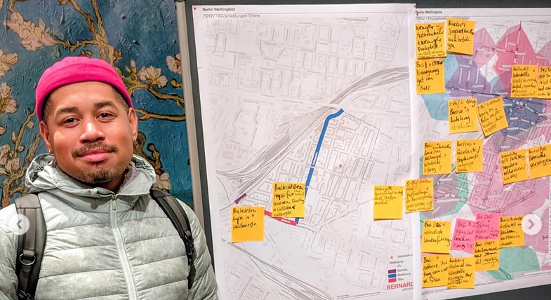 Dante Davies vor einer Pinnwand