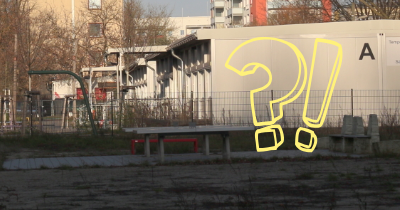 Foto der Container in der Salzmannstraße, davor ein großes Fragezeichen