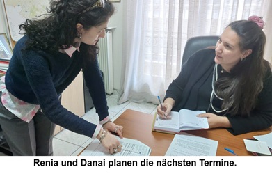 Renia und Danai planen Termine für die Kooperation.