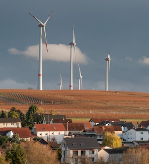 Windräder hinter Dorf
