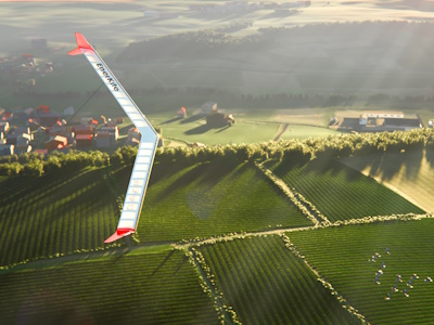 Flugwind-Lenkdrache über Landschaft