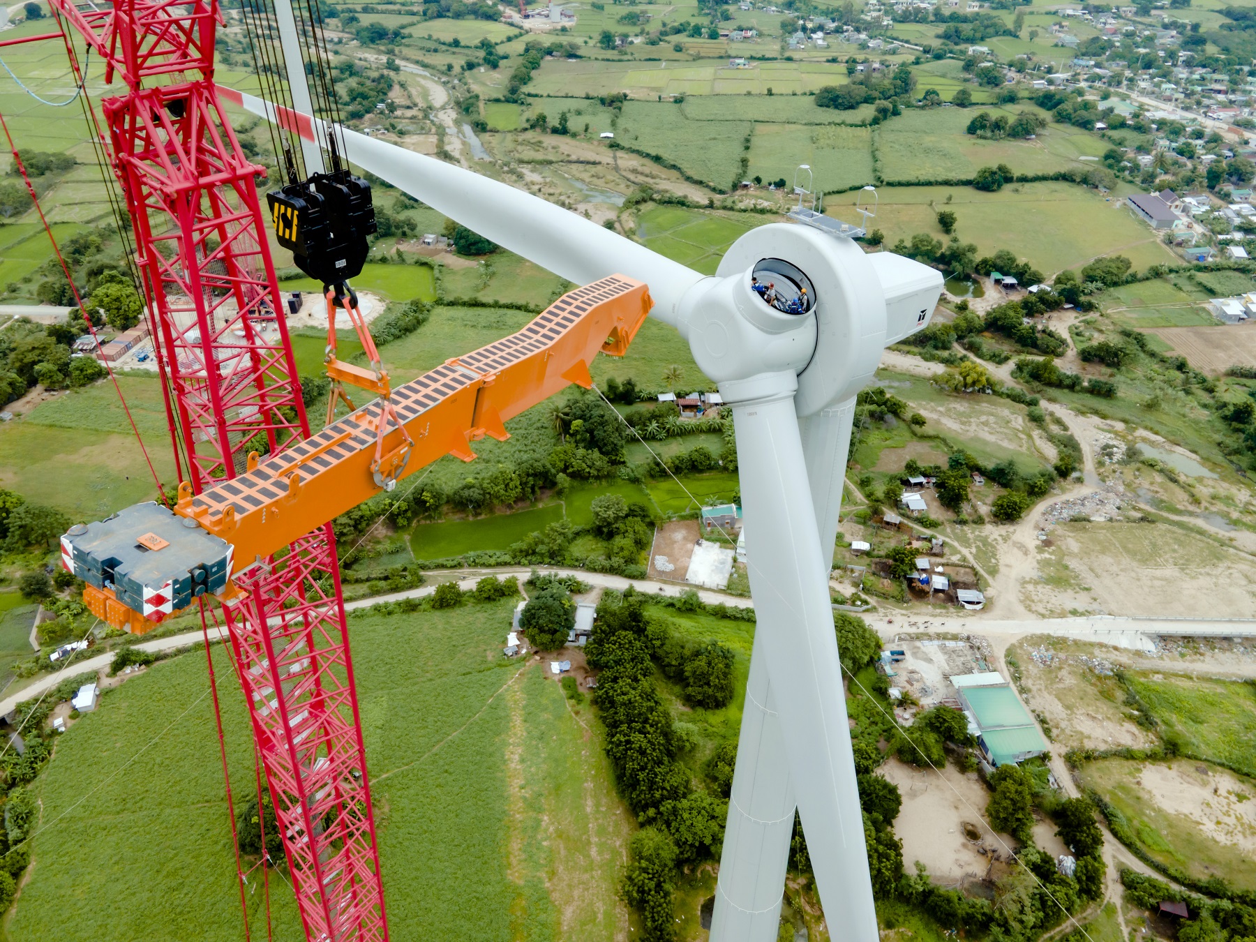 Eine Windkraftanlage wird abgebaut