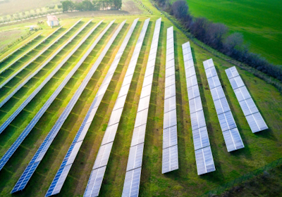 Solaranlage auf Wiese