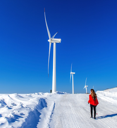 Person im winterlichen Windpark