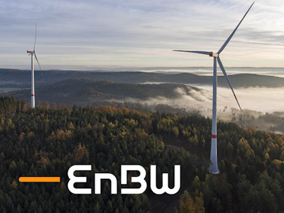 Zwei Windräder im Schwarzwald