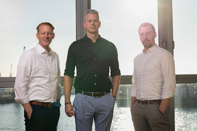 3 Personen vor einer Fensterfront