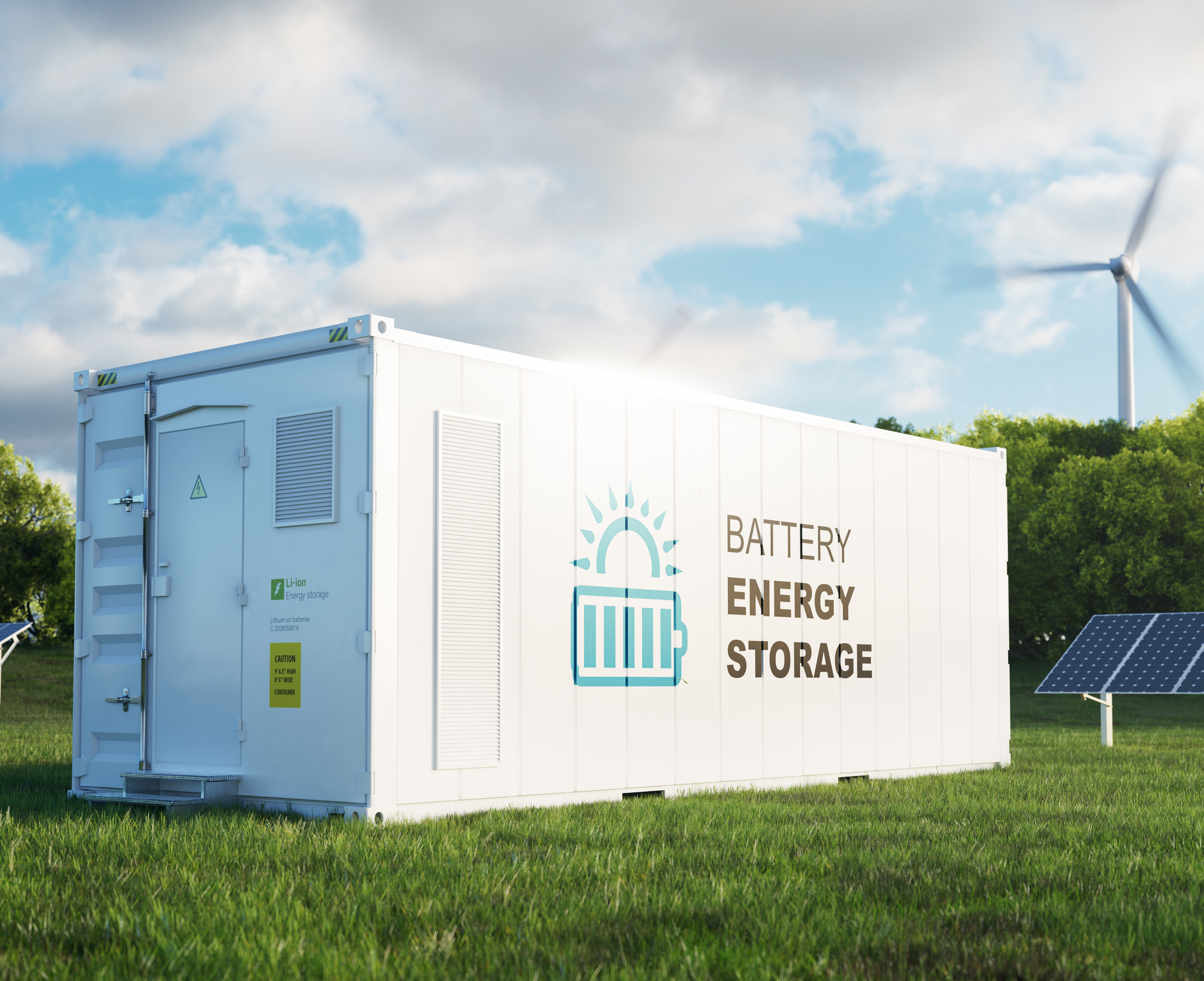 Zwei Personen klettern am Windradturm