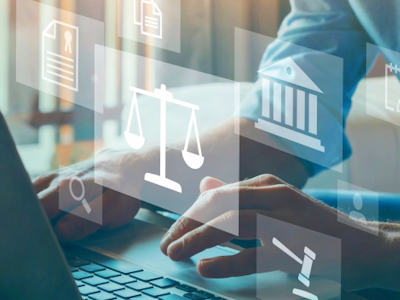 Person tippt an Laptop