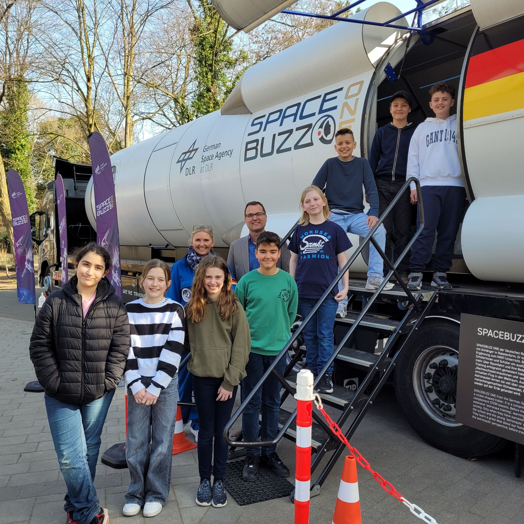 Die Kinder der Klasse 5d waren begeistert vom Besuch im SpaceBuzz One.