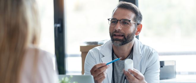 Junger Arzt ist im Gespräch mit älterem Patienten
