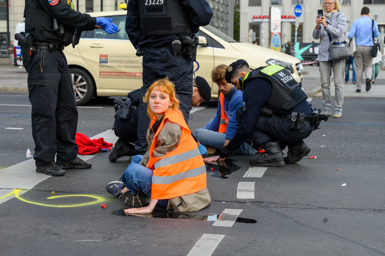 Aktivistin der Letzten Generation bei einem Protest am Potsdamer Platz in Berlin im Oktober 2023; Foto: Stefan Müller.