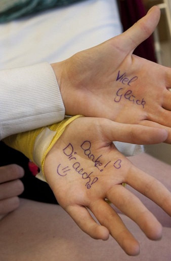 Kranke begleiten Hände, Bistum Mainz - pfarrbriefservice