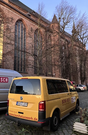 Bonibus vor der Kirche